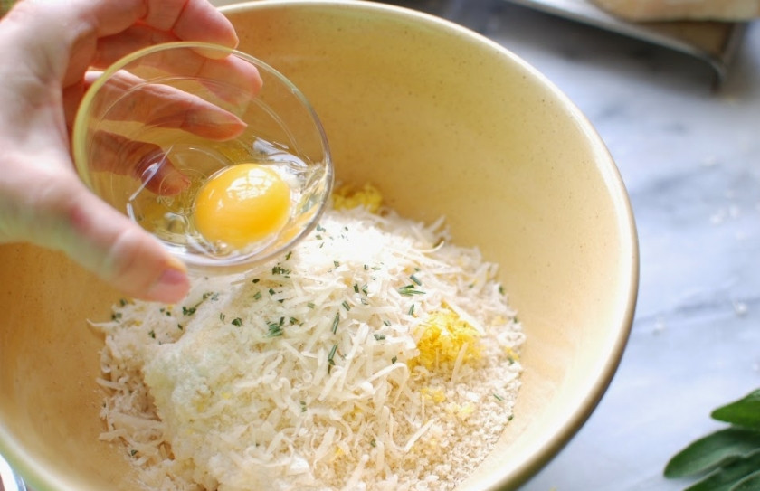 1. Этап. Ньокки с рикоттой: Добавить яйцо, розмарин и соль.