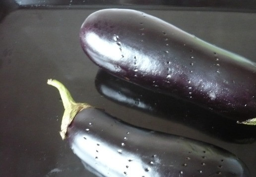 1. Этап. Паштет из баклажанов с творожным сыром: Баклажаны наколоть вилкой и запечь в духовке до мягкости при температуре 180 градусов ~ 45 минут. Дать баклажанам остыть, затем очистить их от кожуры.