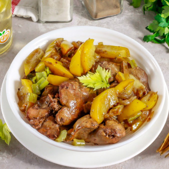 Куриная печень с сельдереем, яблоком и луком
