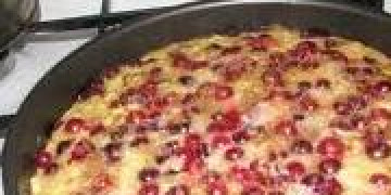 1. Этап. Шарлотка с клюквой и яблоками: Шарлотку выпекать сорок минут при 190-200 градусах.