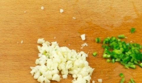 1. Этап. Ткемалевый соус: Чеснок и острый перец промываем, а затем мелко нарезаем.