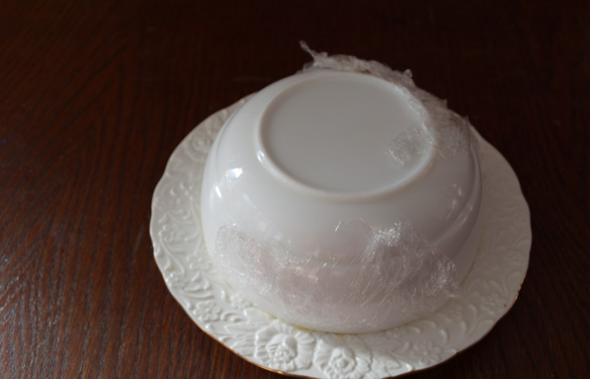 1. Этап. Салат Грибная полянка с курицей: Возьмите плоскую тарелку. Положите на салатник. Переверните. Салат окажется на плоской тарелке.