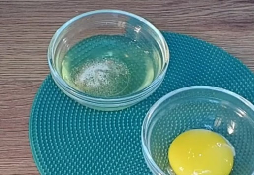 1. Этап. Пирожки из теста для чебуреков: 2. Приготовим тесто. Куриное яйцо разделяем на желток и белок.