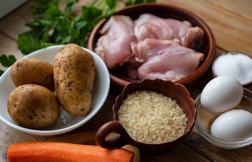 1. Этап. Яичный суп диетический: Подготовьте необходимые ингредиенты. Картофель и морковь почистите и помойте. Свежую зелень ополосните в проточной воде. Рис промойте в нескольких водах до прозрачности жидкости.