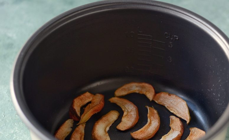 1. Этап. Сушеные яблоки в мультиварке: Затем включите режим «Подогрев» и полностью досушите яблоки. Готовые яблоки должны оставаться мягкими и не слишком коричневыми. Весь процесс займет несколько часов.