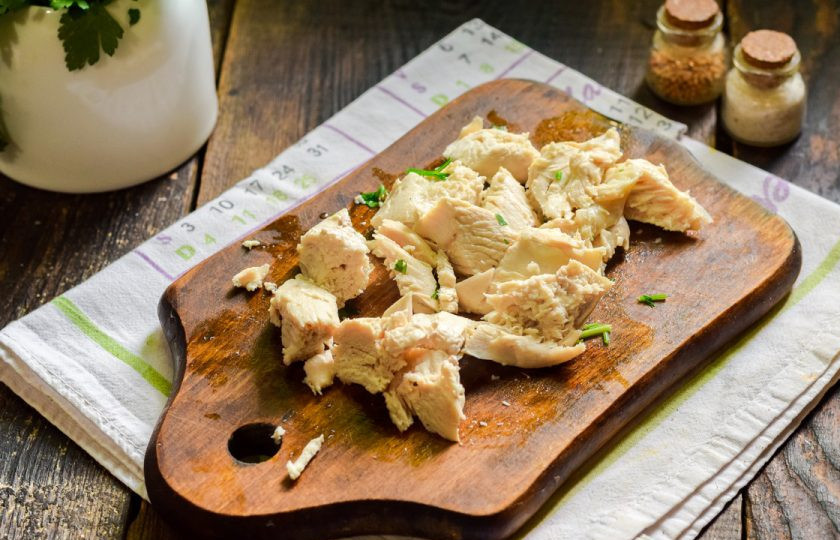 1. Этап. Диетический суп с лапшой: Курицу достаньте и нарежьте кусочками, верните в бульон.