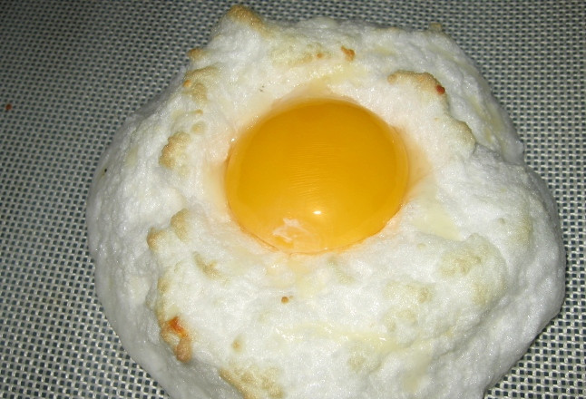 1. Этап. Диетическая яичница: После этого извлекаем противень и аккуратно выкладываем желтки в углубления, которые мы перед этим сделали ложкой.