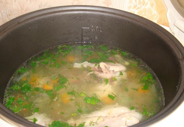 1. Этап. Суп с лапшой в мультиварке: Когда до окончания программы будет оставаться 15-20 минут, мы открываем крышку, добавляем в суп лапшу и измельченную зелень, перемешиваем и закрываем крышку.