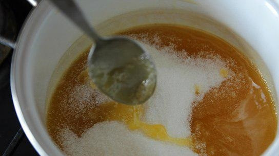 1. Этап. Туррон с фундуком: 4. Как только мед закипел, сразу всыпаю в него сахарный песок, перемешиваю и провариваю пару минут.