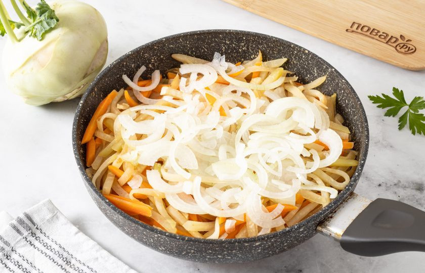 1. Этап. Тушеная капуста кольраби: Затем добавьте репчатый лук, опять перемешайте и продолжайте тушить под крышкой все вместе еще 5 минут.