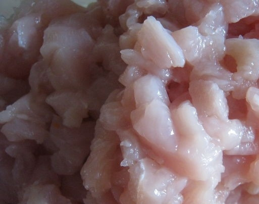 1. Этап. Сочные куриные котлеты из грудки: 2. Нарежьте филе маленькими тонкими кусочками не более 1см.