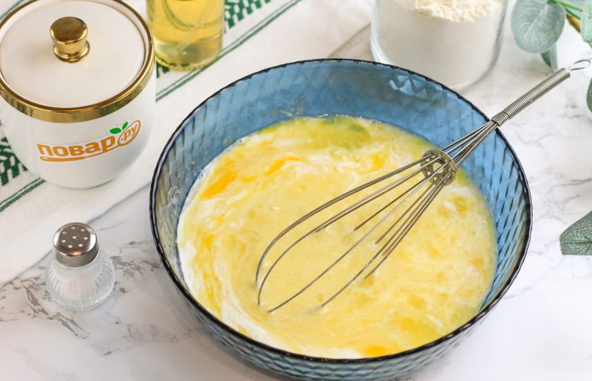1. Этап. Блины с джемом на сметане: Куриные яйца вбейте в глубокую емкость и выложите сметану. Всыпьте сахар и соль, взбейте венчиком примерно 2-3 минуты. Влейте теплую воду и тщательно перемешайте, поднимая массу со дна.