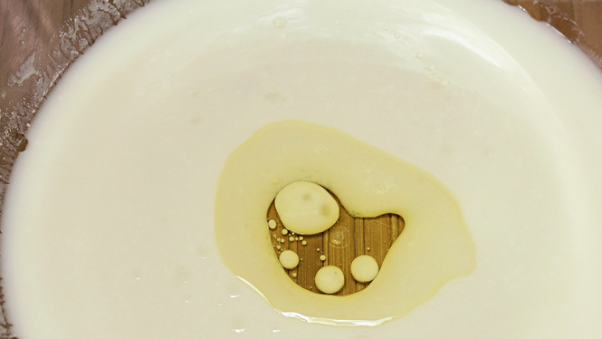 1. Этап. Тесто для осетинских пирогов: Перемешиваем массу, кладем соль и сахар. Вливаем растительное масло.