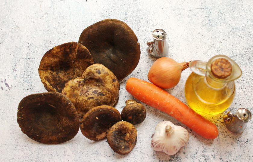 1. Этап. Икра из груздей на зиму: Подготовьте все необходимые ингредиенты для приготовления икры из черных груздей.