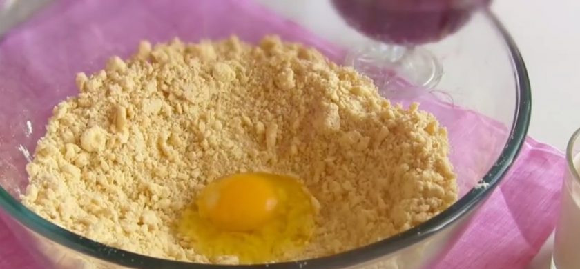 1. Этап. Торт Степка-растепка: 1. Муку смешайте с холодным нарезанным маргарином и перетрите руками до состояния крошки. В центре сделайте углубление и добавьте туда яйцо со сметаной.