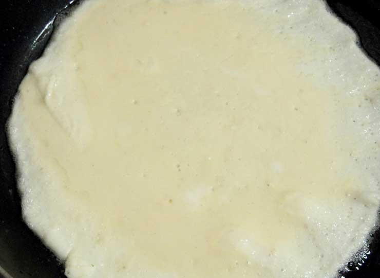 1. Этап. Рулетики из яичных блинчиков: Из получившегося теста испеките блинчик на смазанной маслом сковороде.