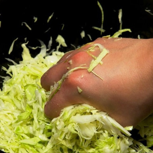 1. Этап. Салат Днестр: Руками хорошенько перетираем нашу капусту, чтобы она дала сок и стала более мягкой.