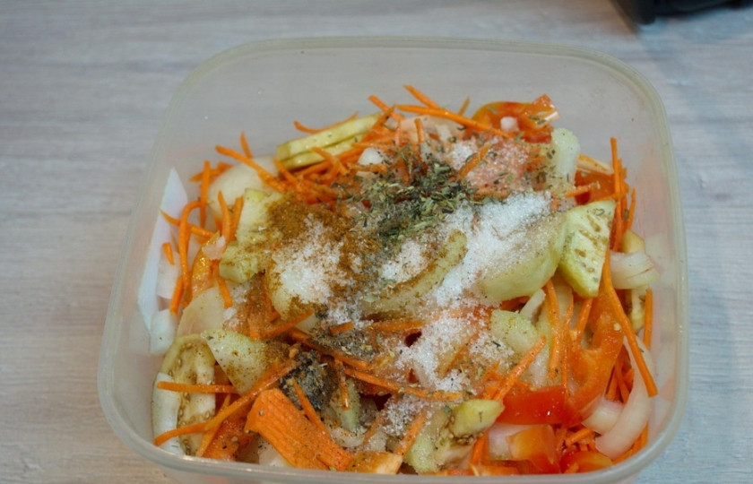 1. Этап. Синенькие с морковкой квашеные: К овощам добавьте растительное масло, соль, сахар, кориандр, острый жгучий молотый перец, черный молотый перец. Выдавите через пресс чеснок.