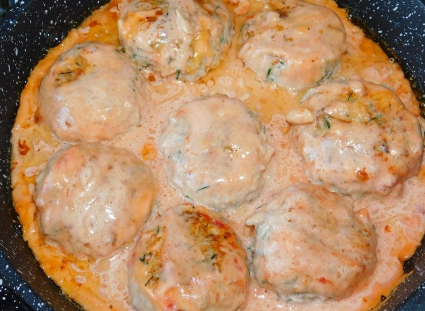 1. Этап. Тефтели с грибами в сливочно-томатном соусе: Залейте этим соусом тефтели, тушите на маленьком огне минут 10-15.