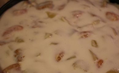 1. Этап. Торт с фруктами и желатином: Залить половиной сметанного желе. Затем опять выложить кусочки бисквита и фрукты. Залить оставшимся желе и поставить торт в холодильник. Застывает торт часа 4.