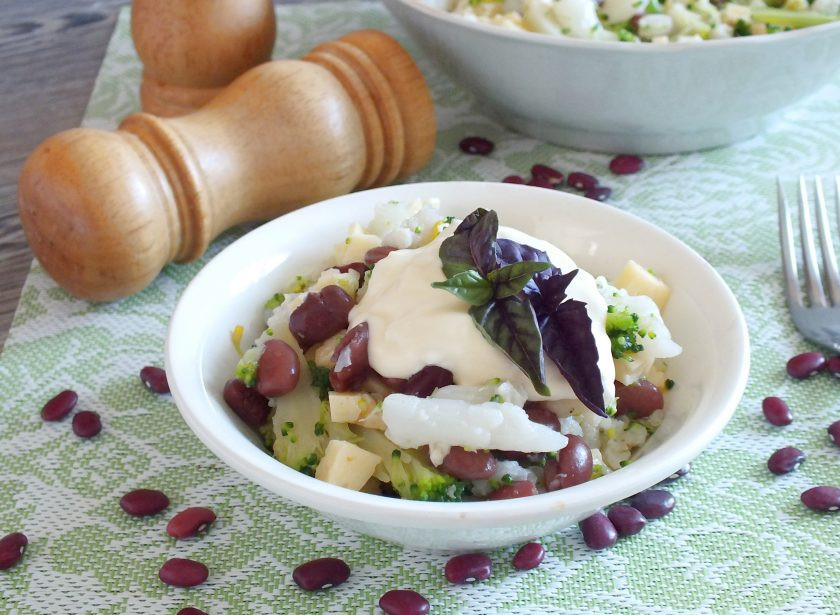 1. Этап. Салат из брокколи, цветной капусты и фасоли: Салат можно подать как индивидуально, так и в общем салатнике. Заправку и зелень базилика необходимо подать отдельно от салата. Приятного аппетита!