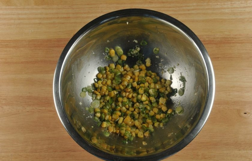 1. Этап. Такос с лососем: Сделайте начинку. Смешайте 2 чайные ложки сока, чеснок, лук, перец, масло (1 ч.ложку), кукурузу и соль.