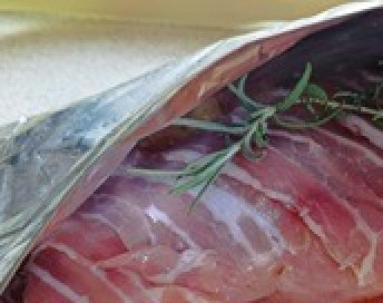 1. Этап. Грудки индейки в фольге: Два куска фольги длиной примерно 40 см. Уложите один на другой, затем сложите пополам, края с двух сторон заверните. У вас должен получиться пакет из фольги. Сделайте еще один такой же пакет. В каждый пакет выложите половину фасоли с овощами, затем грудку и веточку розмарина.