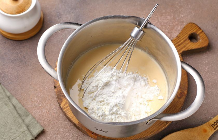 1. Этап. Блины на крахмале без муки: Перемешайте. Добавьте крахмал и соду.