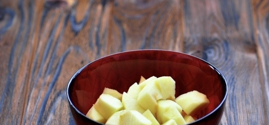 1. Этап. Ребрышки по-канадски: Яблоко нам нужно для того, чтобы сделать из него пюре. По сути, вы можете взять уже готовое пюре (купив его в магазине), но я предпочитаю делать всё самостоятельно. Яблоко очистите от кожуры и сердцевины, а затем нарежьте его довольно крупными кусочками. Далее переложите кусочки в ёмкость, которую накройте пищевой плёнкой и отправьте в микроволновую печь. Подержите там фрукт 5-10 минут, а потом разомните вилкой до пюреобразного состояния. Можно запечь яблоко в духовке.