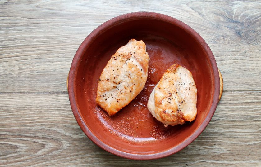 1. Этап. Куриная грудка с эстрагоном: Переложите грудки в форму для запекания и готовьте их в горячей духовке при температуре 180 градусов в течение 10-15 минут. Спустя время достаньте форму, накройте фольгой и дайте постоять 5 минут.