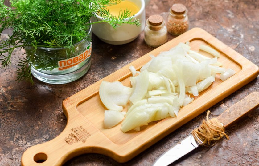 1. Этап. Грибы по-итальянски: Лук очистите, сполосните, просушите, нарежьте полукольцами.