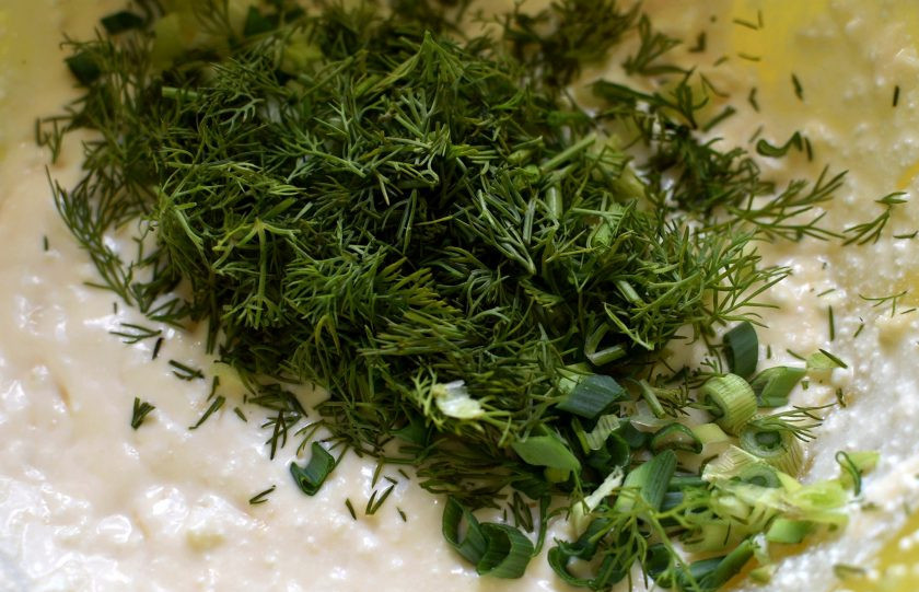 1. Этап. Творожная запеканка с зеленью и сыром: Добавьте нашинкованную зелень. Я брала зеленый лук и укроп, но сюда отлично подойдет и свежий шпинат, мята, петрушка, свекольная ботва.