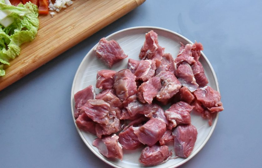 1. Этап. Ваджа для лагмана: Мясо зачистите от пленок и нарежьте на кусочки среднего размера. Нарежьте курдючный жир.