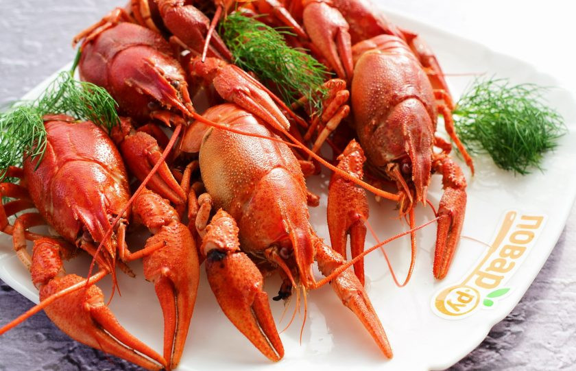 1. Этап. Вареные раки: мастер-класс: Снимите с огня, оставьте под крышкой еще на 15 минут. После выкладывайте раков на блюдо. Подавайте со свежим укропом. Дайте немного остыть, приступайте к очистке и дегустации. Приятного аппетита!