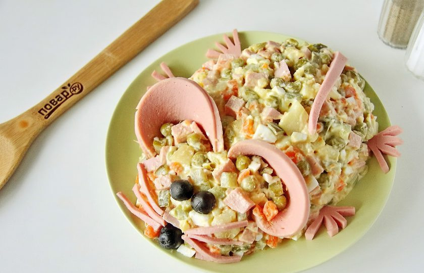 1. Этап. Салат Оливье на год Крысы: При помощи маслин или ягод сделайте нос и глазки. Из колбасы делаем ушки, ножки, хвостик и усы. Салат 