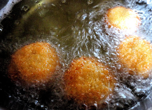 1. Этап. Жареные фаршированные шампиньоны: 9. Разогреть как следует растительное масло и обжарить грибы во фритюре.