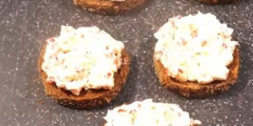 1. Этап. Закуска на праздничный стол: Эту намазку кладу на кусочки хлеба.