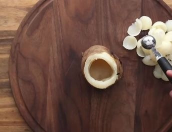 1. Этап. Запеченные картофельные вулканчики: Достаем картошку из духовки и немного остужаем. Затем отрезаем 