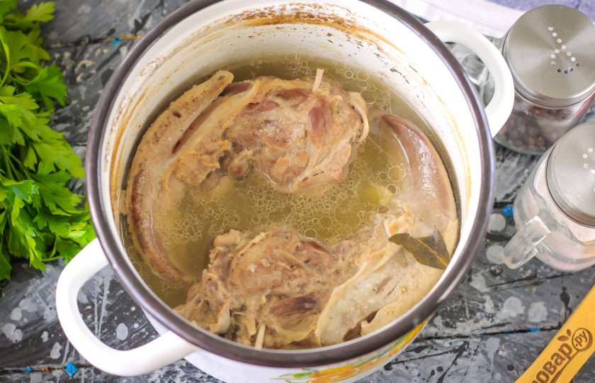 1. Этап. Маринованный язык: Отварите языки около 1,5 часов на умеренном нагреве, подливая воду по мере выкипания, чтобы они были ею покрыты.