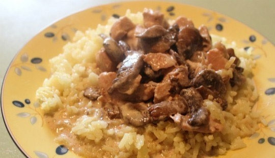 1. Этап. Куриная грудка с шампиньонами в сливках: 18. Подаю такую подливку с гарниром из вареного риса, который отлично подчеркивает и не перебивает ее вкус.