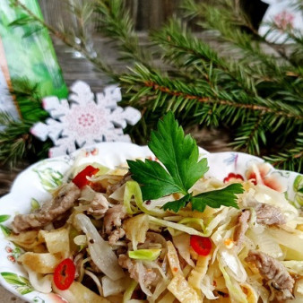 Капустный салат с индейкой и блинчиками