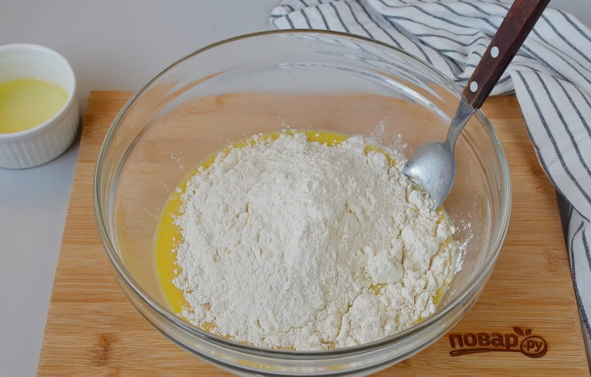 1. Этап. Дрожжевой пирог с яблоками и корицей: Добавляйте постепенно муку, когда тесто хорошо увлажнится, переходите на рабочий стол, вымешивайте колобок несколько минут.