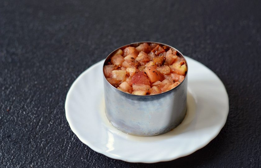 1. Этап. Тартар из помидоров: Выложите массу в кольцо.