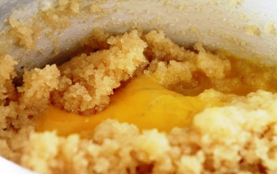 1. Этап. Греческий новогодний торт: В другой емкости смешиваем сливочное масло, сахарный песок и желтки. Хорошенько растираем эти ингредиенты миксером - нужно растирать примерно 10 минут, не меньше. Иначе торт не получится нежным.