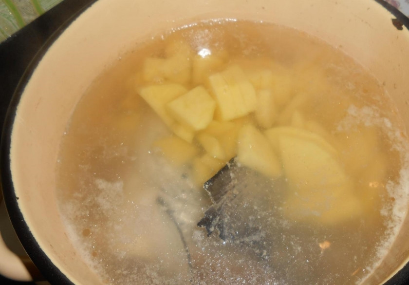 1. Этап. Уха из семги с пшеном: 3. Как только видим, что рыба закипела, снимаем образовавшиеся пенки и добавляем в кастрюлю картофель.