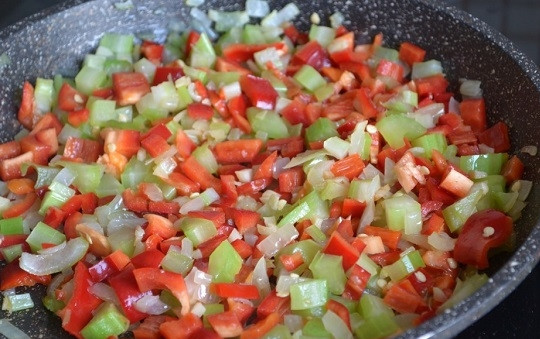 1. Этап. Гарнир из перловки с овощами: 5. Все как следует перемешайте и подсолите немного. Оставьте на среднем огне жариться минуты на 3.