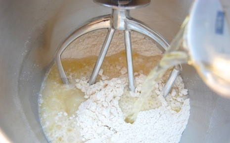 1. Этап. Армянский лаваш в духовке: Добаьте масло, затем начинайте вливать туда воду понемногу и вымешивать. Добавляйте муку, пока тесто при вымешивании не начнет отделяться от стенок миски.