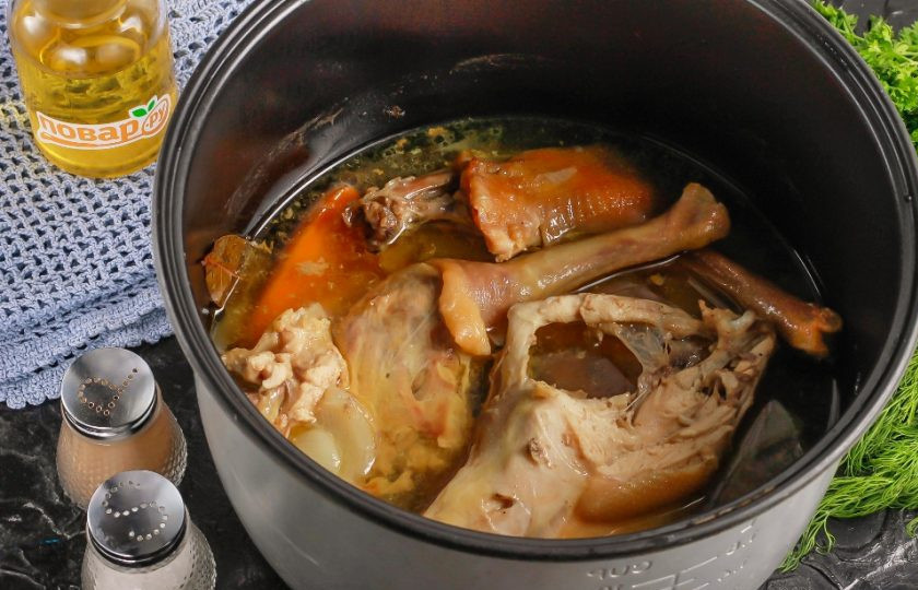 1. Этап. Холодец из курицы без желатина в мультиварке: Звуковой сигнал мультиварки оповестит вас об окончании варки. Курица отлично проварится и бульон получится насыщенным.