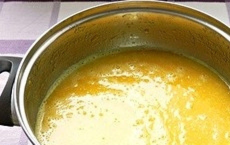 1. Этап. Джем из мандаринов: Снимаем кастрюлю с плиты, с помощью блендера измельчаем массу до состояния однородного пюре. Продолжаем варить 40 минут на слабом огне, помешивая и периодически удаляя пену.