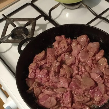 1. Этап. Куриная печень по-турецки: В глубокой сковороде разогреть растительное масло, выложить куриную печень и обжаривать 3мин на сильном огне, помешивая время от времени.